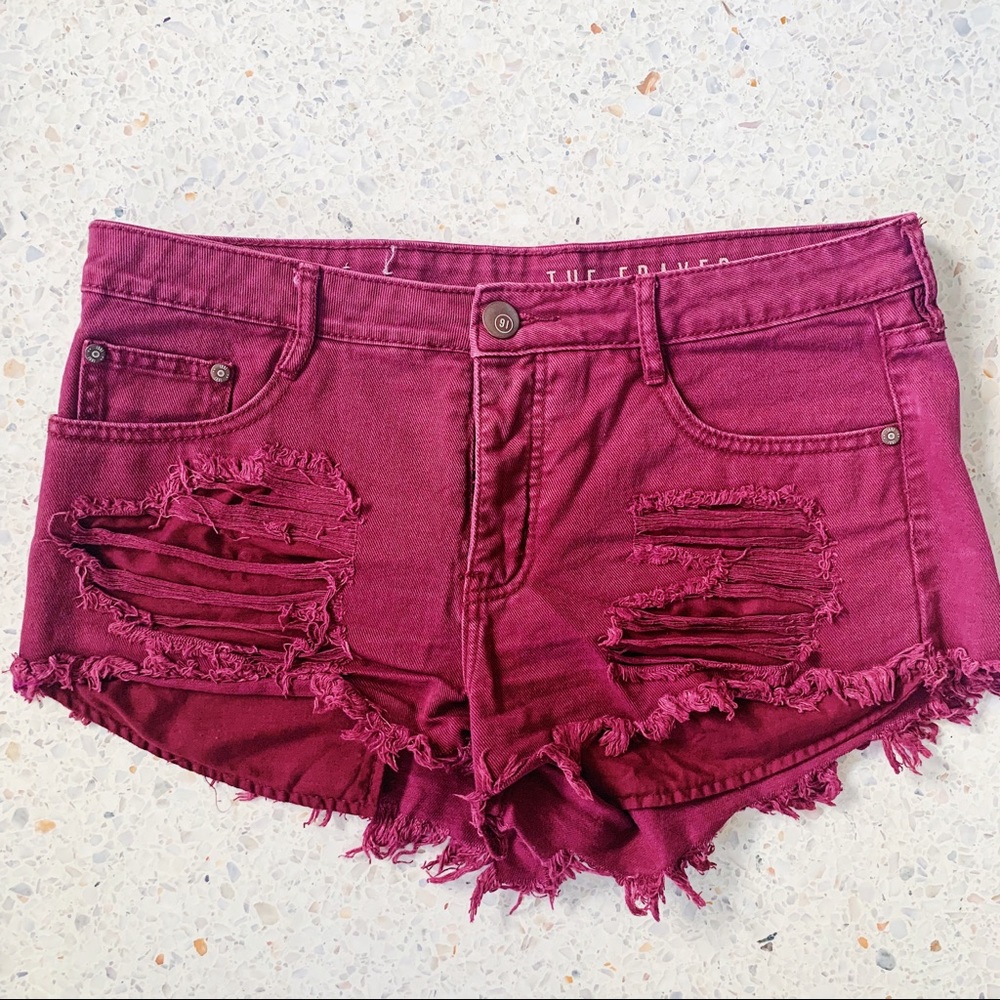 Maroon mid-rise frayed shorts
